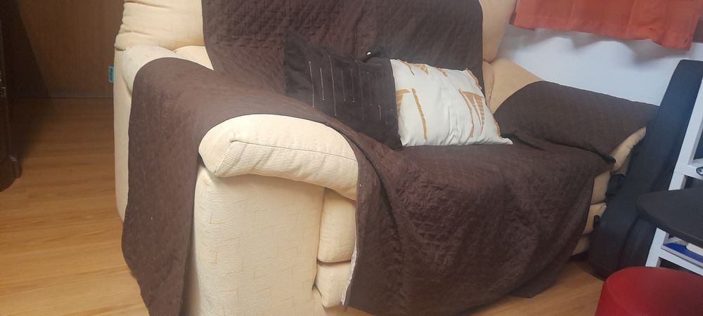 Vender sofá  de 2 lugares com assento extensível e capa castanha.