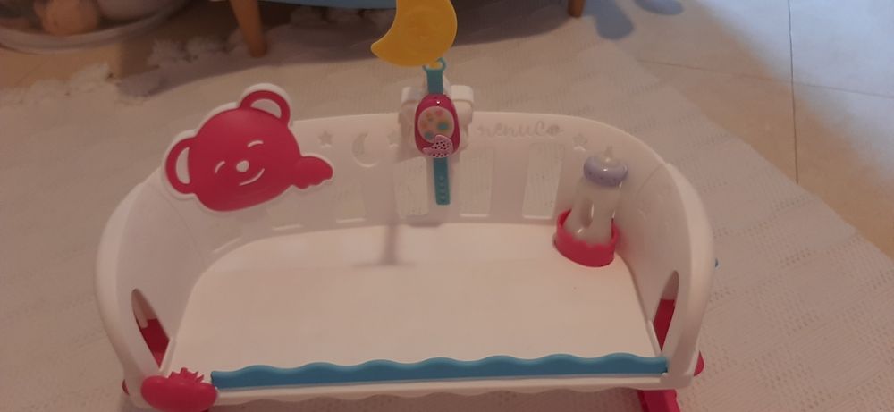 Cama de bebé marca Nenuco para crianças,com acessórios