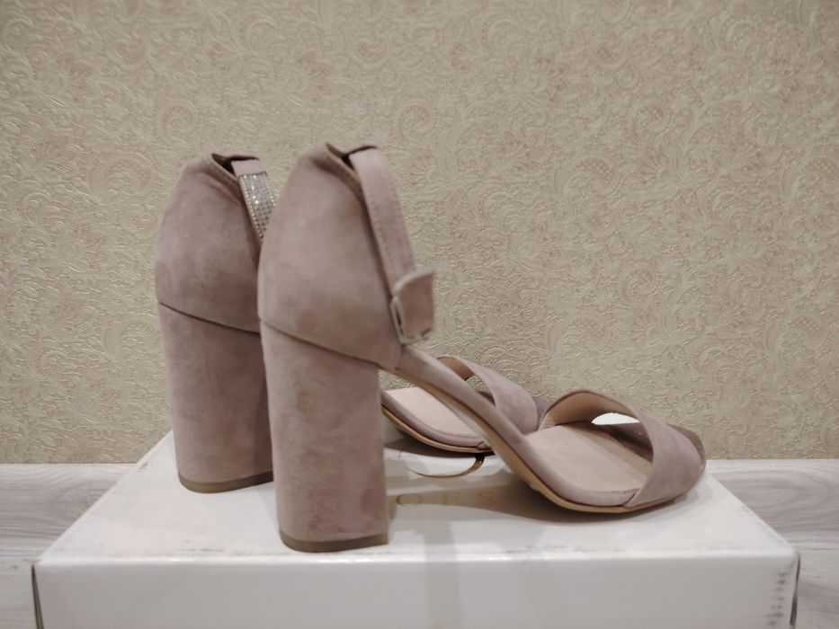 Босоніжки на підборах, р 39