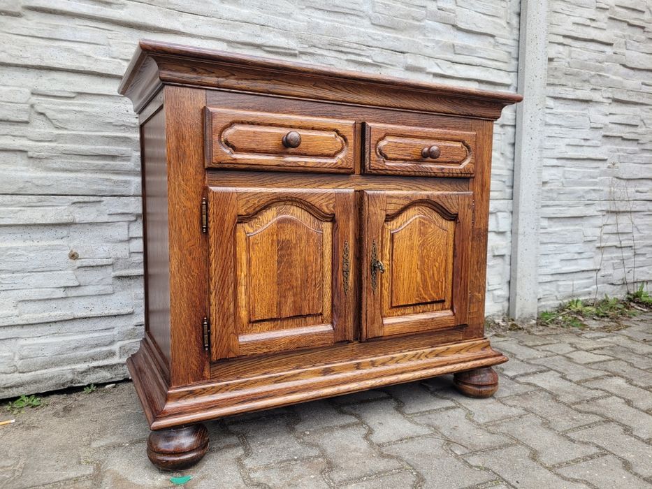 Ciekawa dębowa komoda.