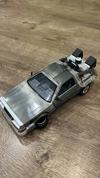 DeLorean назад у майбутнє