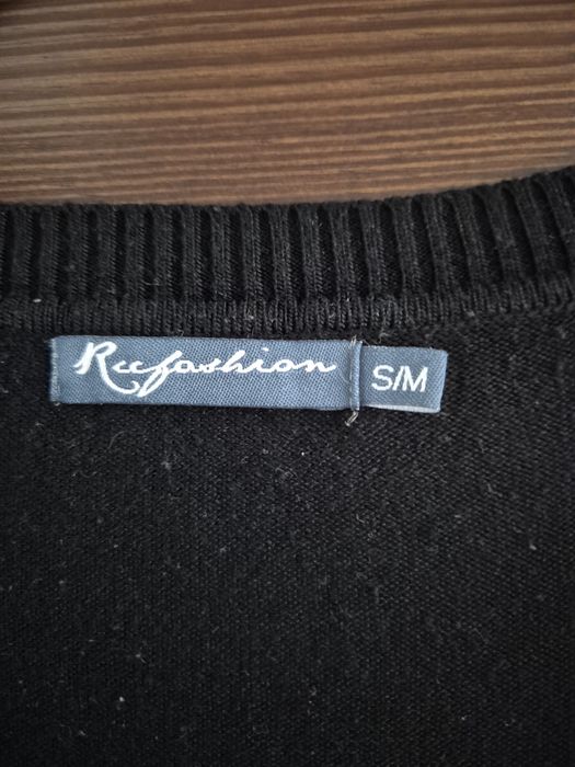 Sweter damski z cekinami w kolorze czarnym
