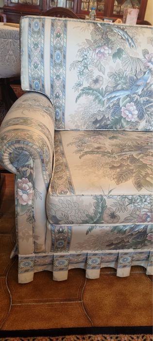 Conjunto de 2 sofas em tecido acetinado de excelente qualidade