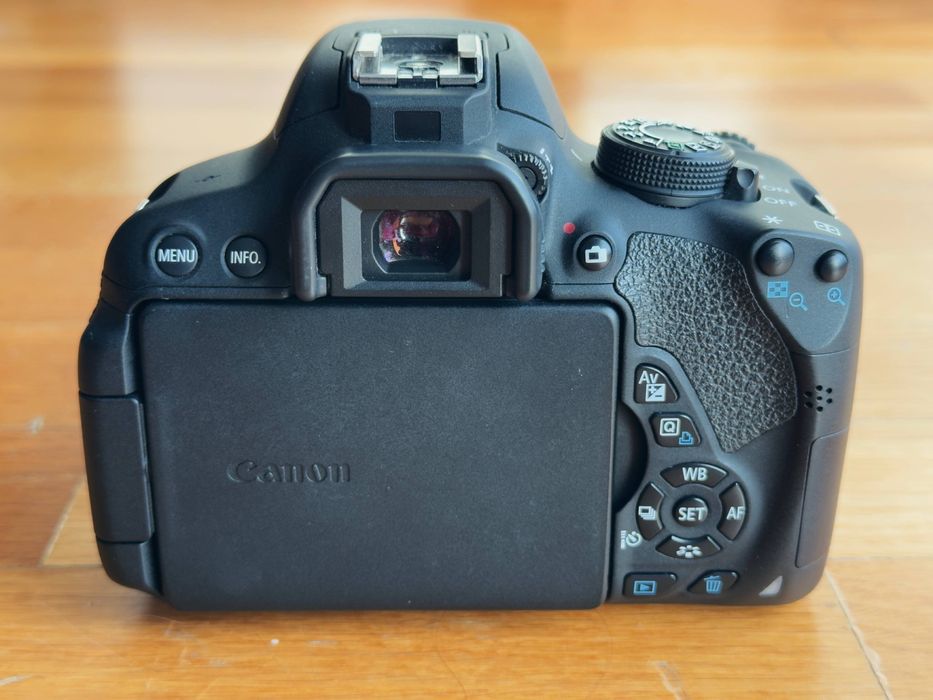 Canon EOS 700D + Objetiva Canon EF-S 18-135mm IS STM