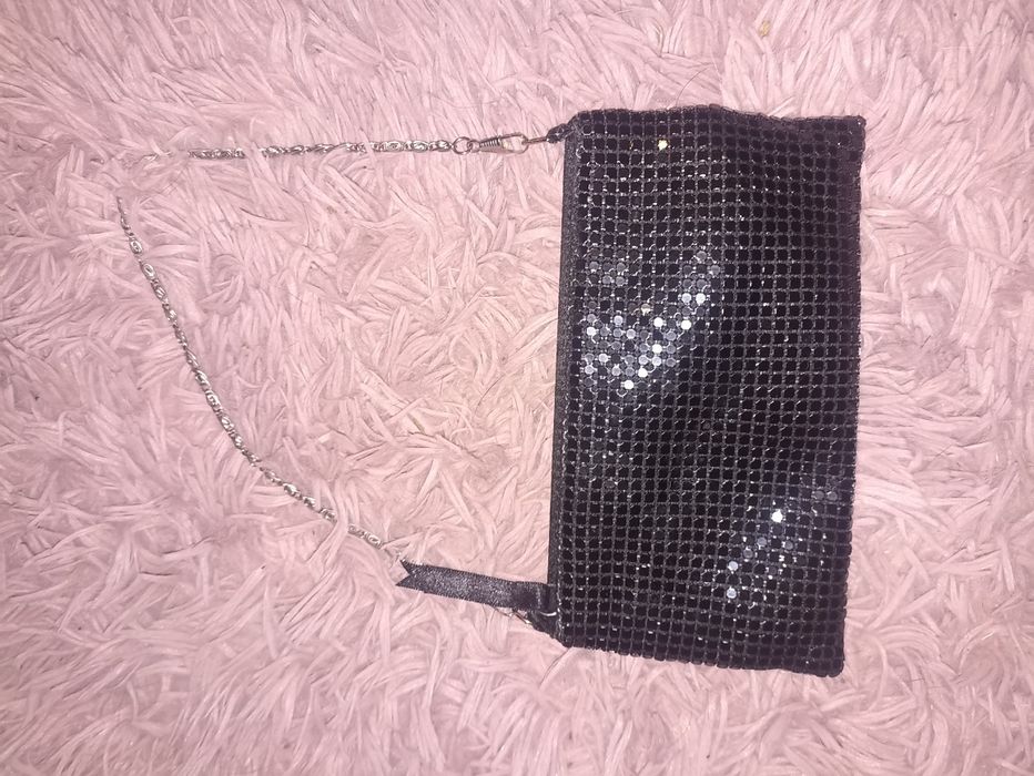 Czarna torebka na łańcuszku