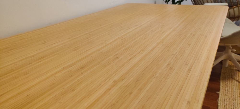 Secretária em Bambu e pernas de metal branco