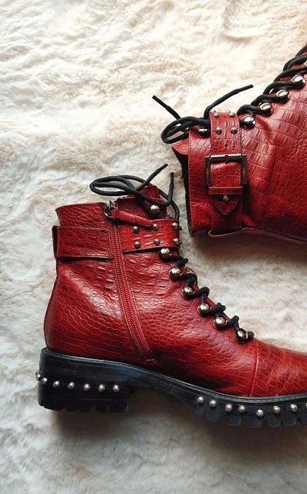 Botas vermelhas em pele