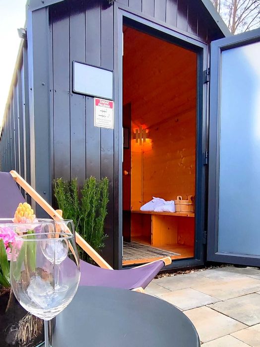 Nowoczesny domek na wynajem nad jeziorem z sauną i balią/jacuzzi; (pet friendly)