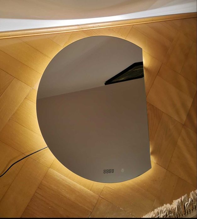 Lustro KOŁO LED ŚCIĘTY Bok (śr. 70 cm) + zegar + mata antyparowa