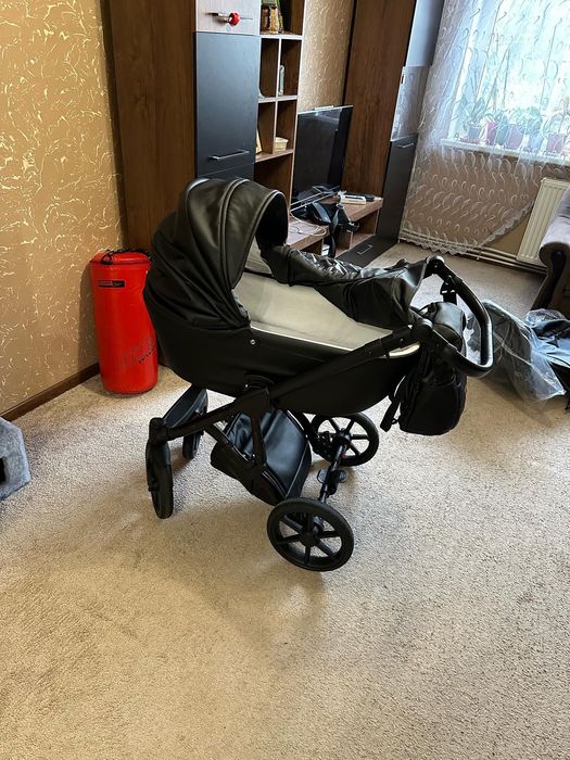 Продам дитячу коляску  2 в 1 .Quali чорна ,еко шкіра! Можливий торг !