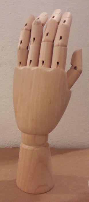 Mão articulada de madeira