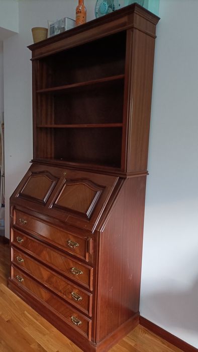 Comoda/secretaria com estante, em mogno.