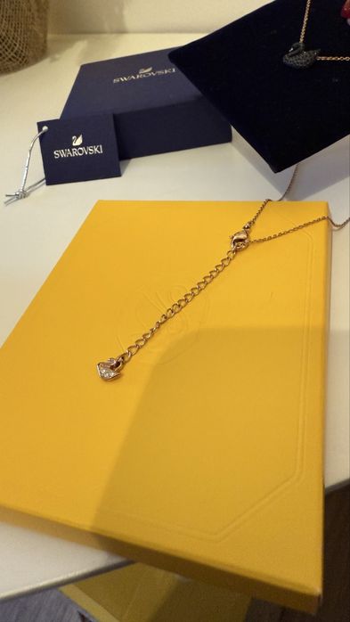 Swarovski piękny łańcuszek czarny łabędź różowe złoto