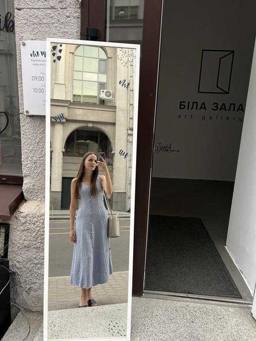 Блакитна довга сукня на ґудзиках
