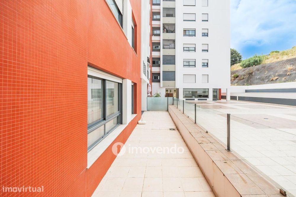 Apartamento T3, com estacionamento e terraço, em Loures