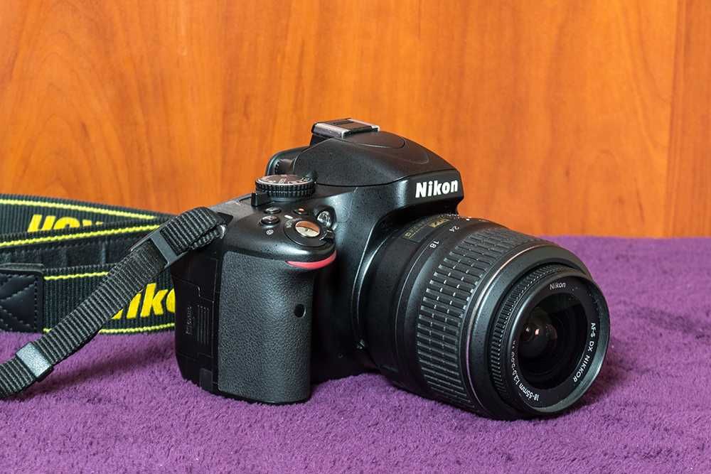 Дзеркальний фотоапарат Nikon D5100 з об’єктивом 18-55
