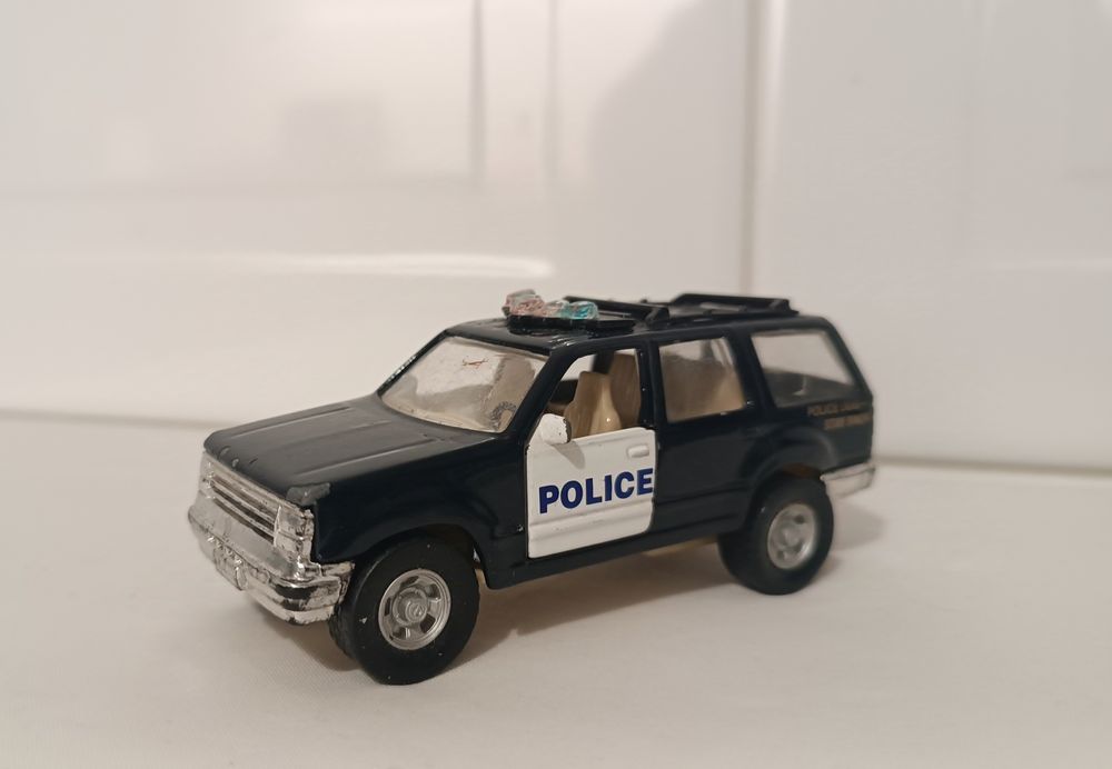 Jipe polícia. Da Maisto. Ford Explorer. Escala 1/42