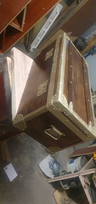 Stara skrzynia z czasów PRL po regeneracji