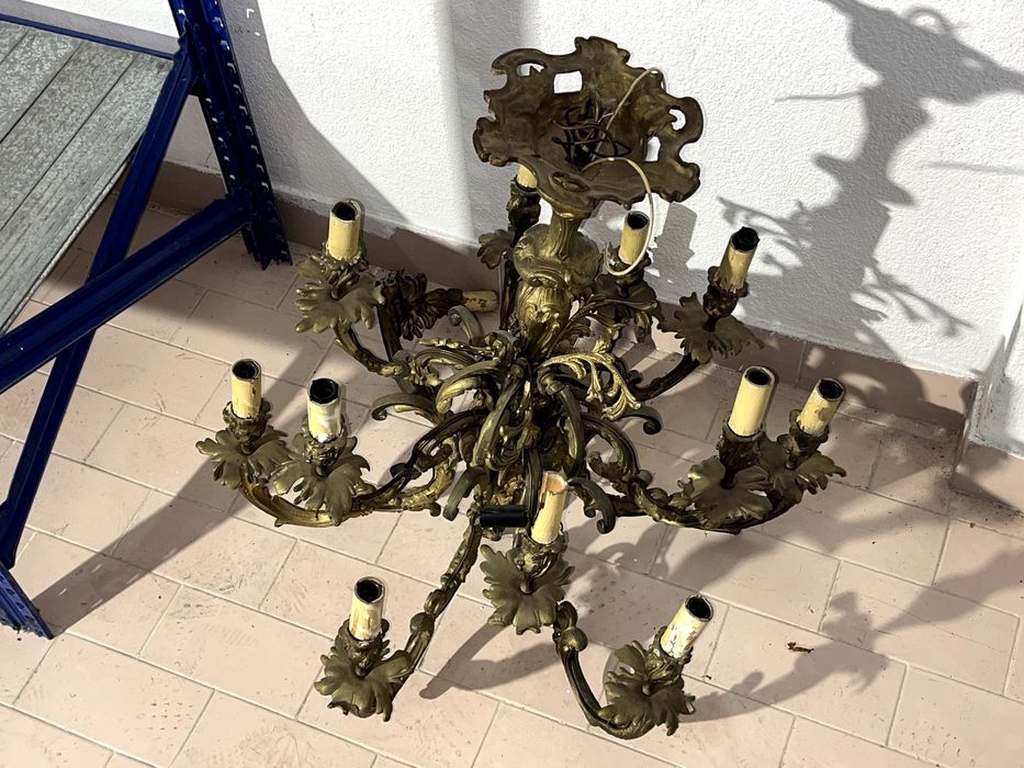 Lustre em bronze de grandes dimensões