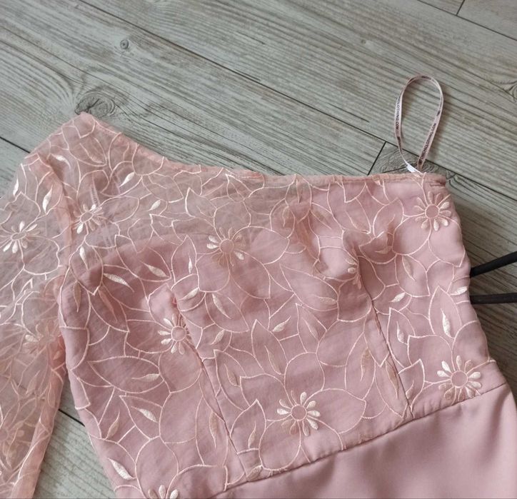 Chi Chi London pudrowo różowa sukienka midi z koronką elegancka