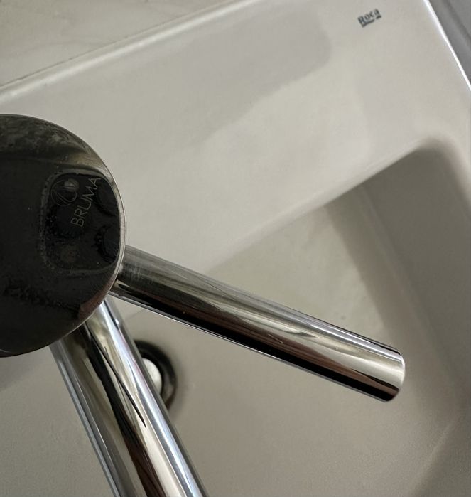 Lavatório Suspenso Roca com torneira Bruma