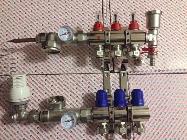 Коллектор и трубы для теплого пола в сборе