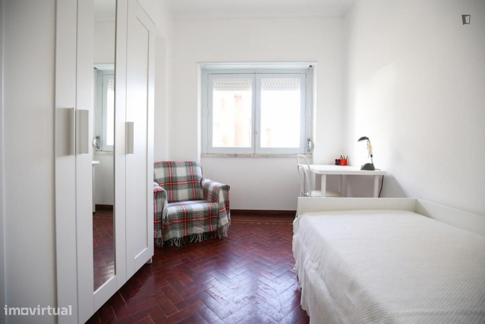 Quarto - localizado em Paço de Arcos Lisbon