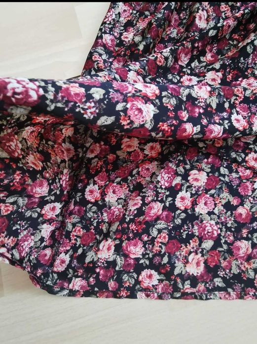 Lekka czarna sukienka w czerwone róże H&M rozmiar 42