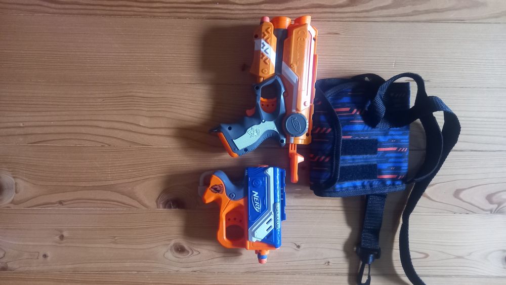 Pistolet Nerf z kaburą plus kieszonkowy.