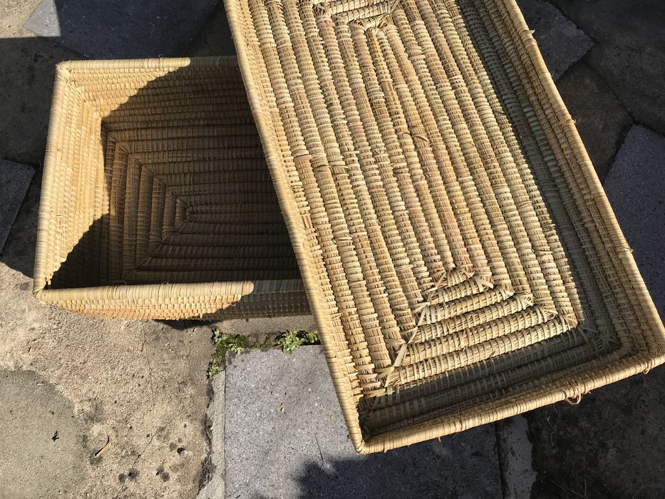 Vários cestos, candeeiro, sofá, estrado, estante