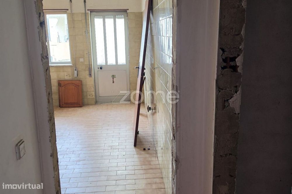 Apartamento T3 com garagem | São Martinho do Bispo | Para remodelar
