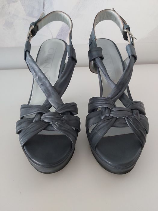 Sandálias em pele Gianna