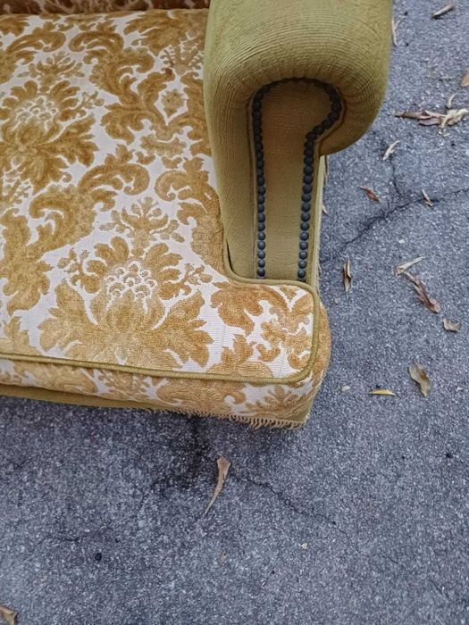 Clássica poltrona de orelhas (wingback) estofada, de molas, de costas altas