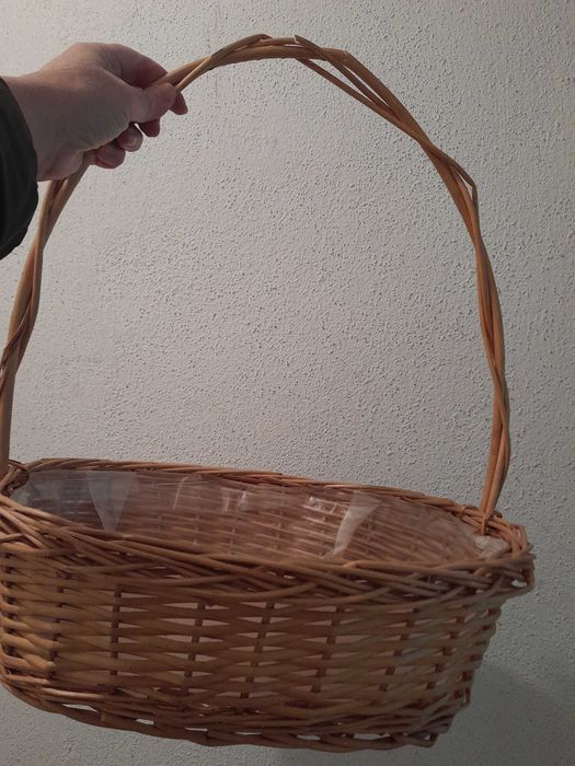 Cesta  em verga  clara