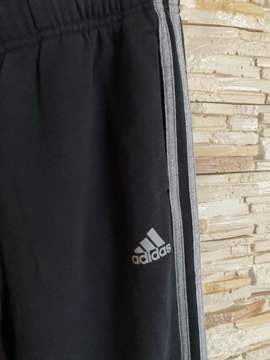 Спортивні штани Adidas.