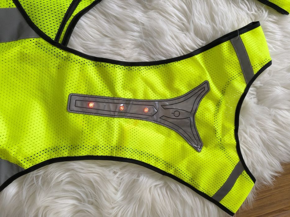 Жилет світловідбиваючий з лед підсвіткою на спині