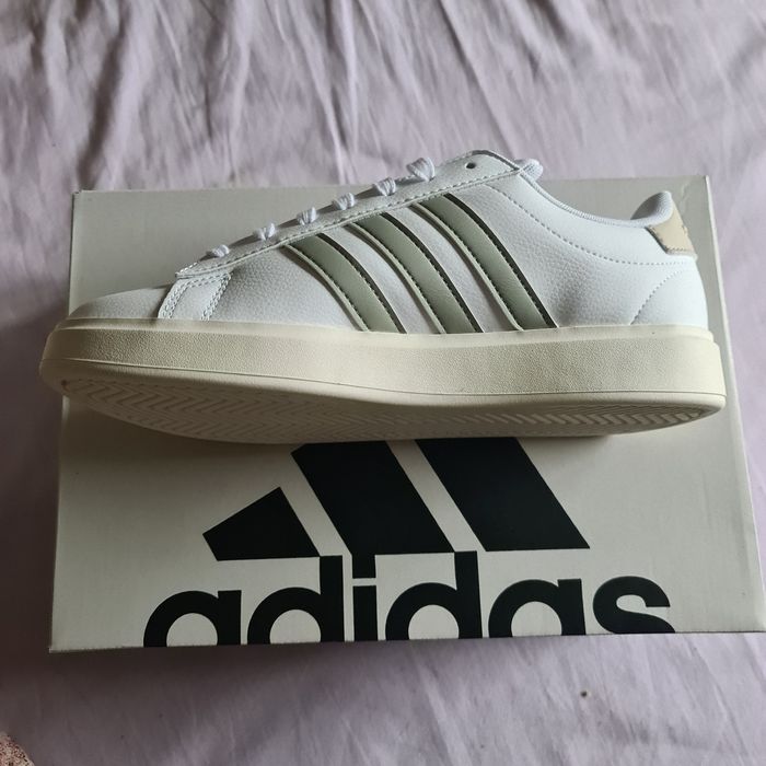 Vendo tênis adidas novo