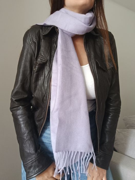 Szalik liliowy z frędzlami wool touch  150 cm dł, szer.30 cm.