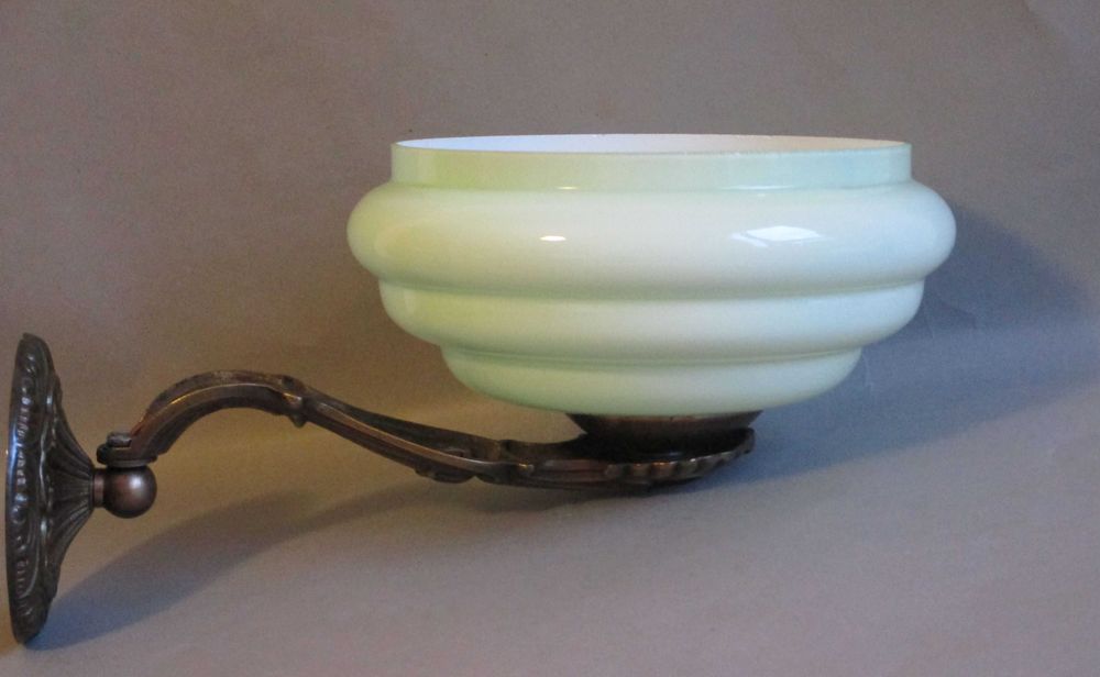 Trzy mosiężne kinkiety (Para kinkietów plus jeden = komplet).