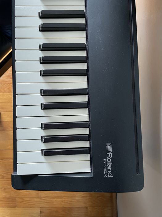 Roland FP-30X + Suporte e Pedal Roland + Banco Roland RPB-500