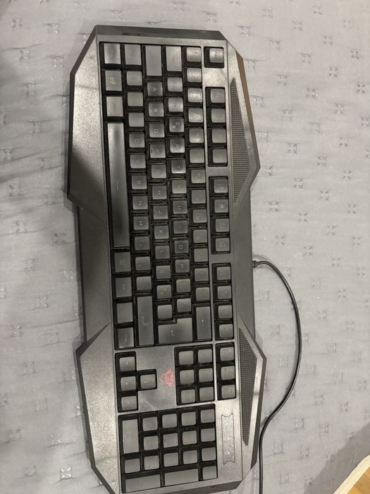 Teclado gaming Trust GXT 830 com led