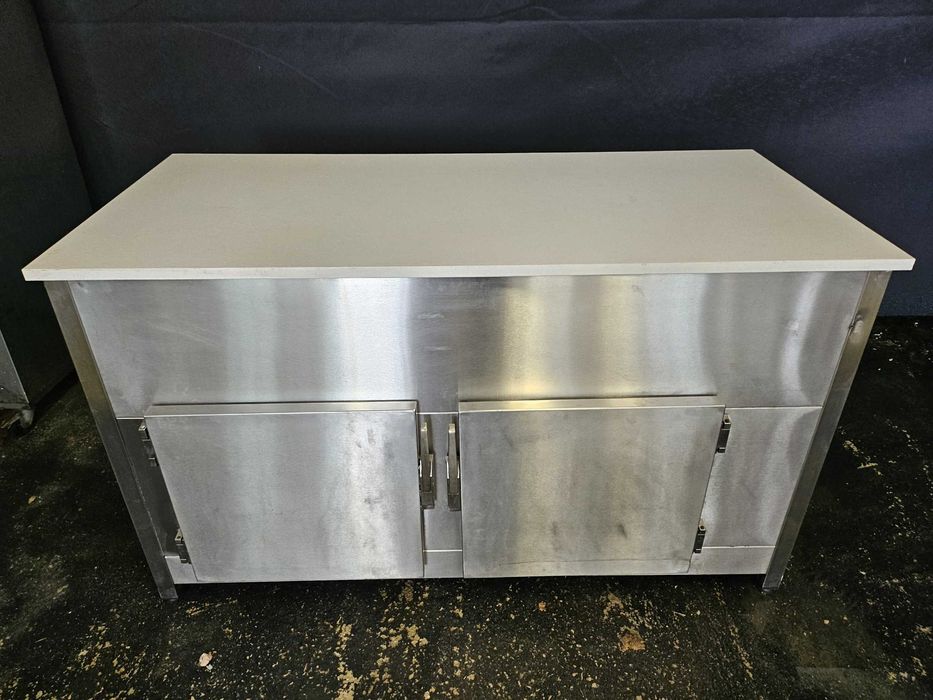 Bancada de trabalho com tampo em pedra