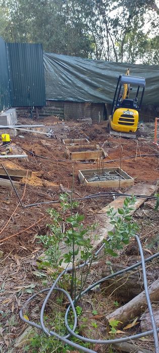 Serviços de retroescavadora e mini giratória