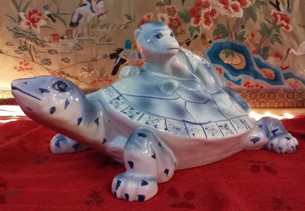 Bonita e grande escultura em Porcelana Chinesa, Tartaruga dando Boleia a Macaco. peça encontra-se em excelente estado, mede, 38,cm,x,20.cm,x,18,cm. .