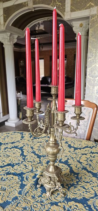 Бронзовые часы с большими канделябрами, подсвечниками