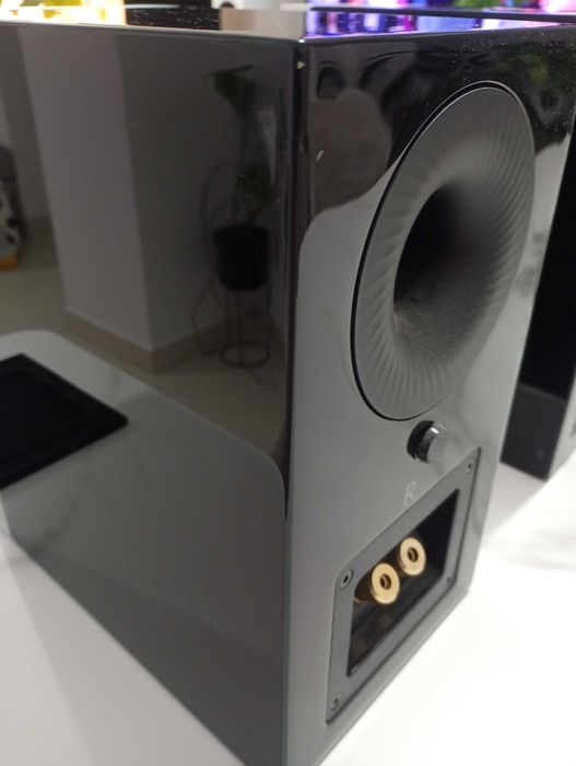 Definitive Technology Demand d7