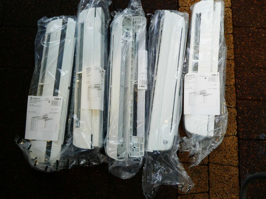 Nawiewnik higrosterowany EXR + podkładka montażowa + okap standardowy