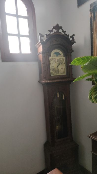 Relógio antigo trabalhado e funcional