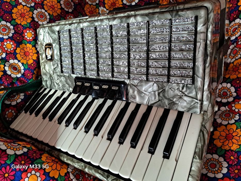 Legendarny akordeon Weltmeister 80 Basów