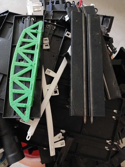 Продам элементы игрушечной сборной детской железной дороги, б/у